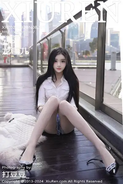 [XiuRen秀人网]No.8261 模特龙雪儿性感白色上衣配超短牛仔裤秀曼妙身姿撩人诱惑写真77P