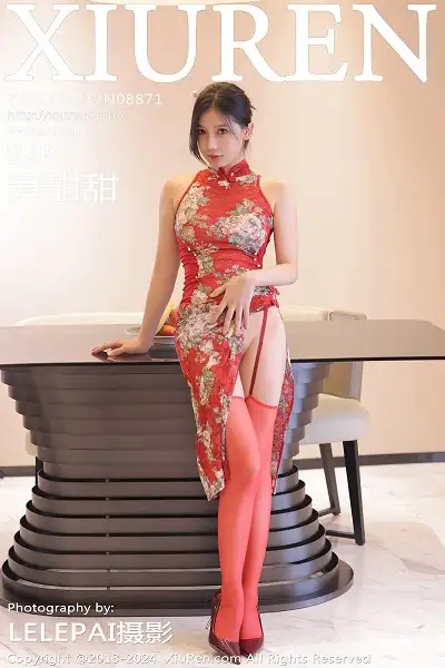 [XiuRen秀人网]No.8871 模特尹甜甜性感红色旗袍服饰配红丝吊袜半撩秀翘臀美腿诱惑写真92P