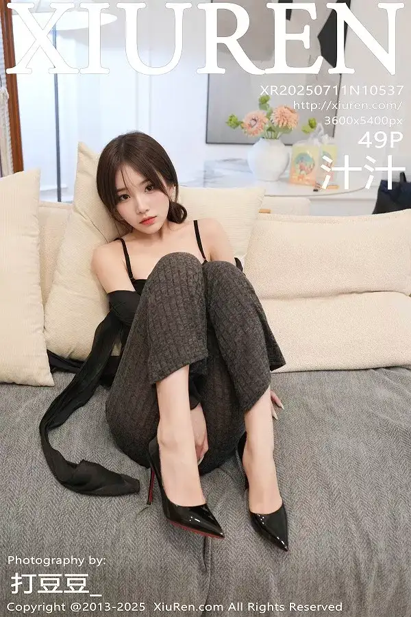 [XiuRen秀人网]No.10537 模特汁汁性感黑T配简约长裤露黑色内衣秀苗条身材完美诱惑写真49P